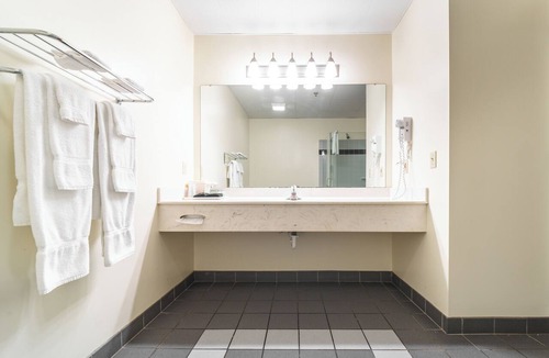 Put-in-Bay Hotel | 2 Queen Lakeview Room