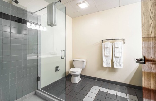 Put-in-Bay Hotel | 2 Queen Lakeview Room