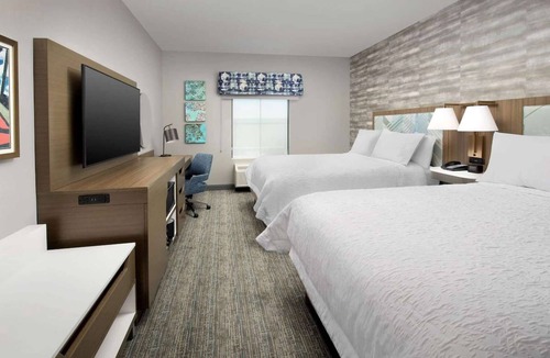 Chelsea Hotel | 2 Queens Close to Logan Airport + Breakfast. Shuttle. Gym.