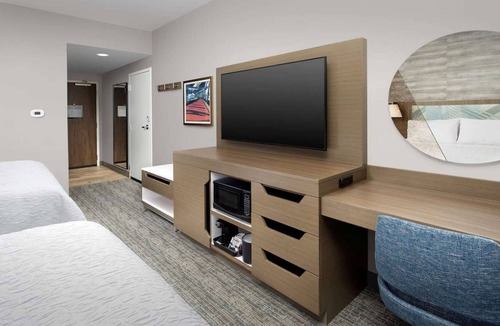 Chelsea Hotel | 2 Queens Close to Logan Airport + Breakfast. Shuttle. Gym.