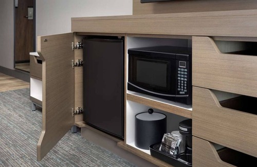 Chelsea Hotel | 2 Queens Close to Logan Airport + Breakfast. Shuttle. Gym.