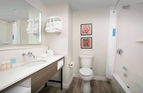 Chelsea Hotel | 2 Queens Close to Logan Airport + Breakfast. Shuttle. Gym.