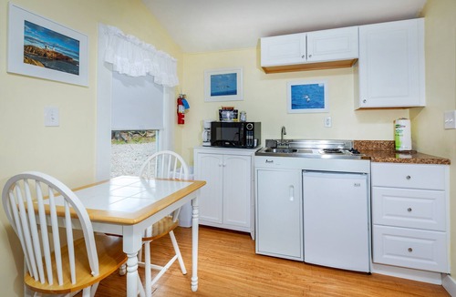 Cape Neddick Bed & Breakfast | 2 River Road Inn and Cottages