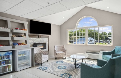 Blue Springs Hotel | 2 Simple and Inviting Rooms w/Seasonal Pool for Easy Getaways