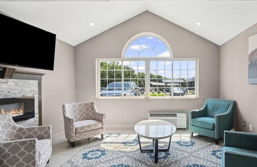 Blue Springs Hotel | 2 Simplistic Units Close to Kansas City Fun – Perfect for a Quick Getaway