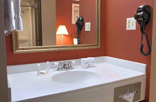 Central Oklahoma City Hotel | 2-Star Hotel ∙ Baymont by Wyndham Oklahoma City Airport