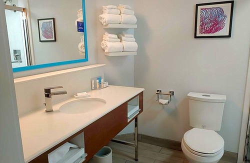 Bow Hotel | 2-Star Hotel ∙ Hampton Inn by Hilton Concord/Bow