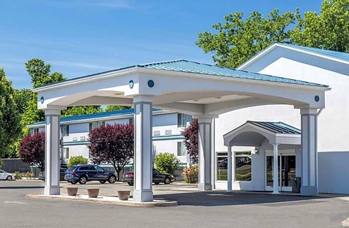 Danbury Hotel | 2-Star Hotel ∙ Quality Inn & Suites Danbury near University