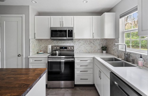 Rosedale House | ★2 Story Near Plaza/Westport/KU Med, King Bed, Garage Parking★