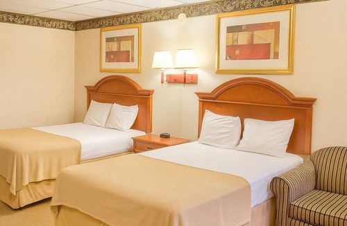 Campbelltown Hotel | 2 Units | Pool | Free Breakfast | Near Hershey Chocolate Factory