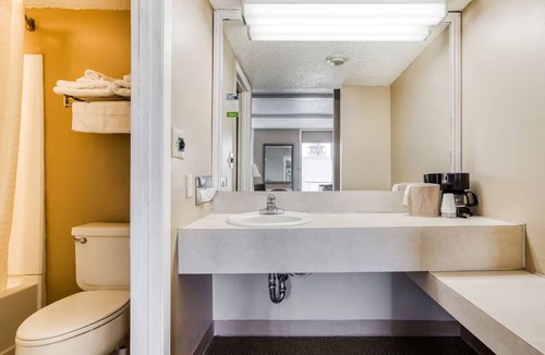 Wichita Falls Hotel | 2 Value for Money Queen Rooms – Pet-Friendly & Near Coliseum Attractions