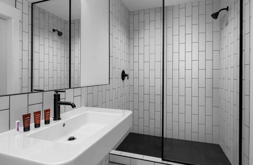 People's Freeway Hotel | 2 Wasatch Room at evo Hotel, Free Parking & Dog-friendly!