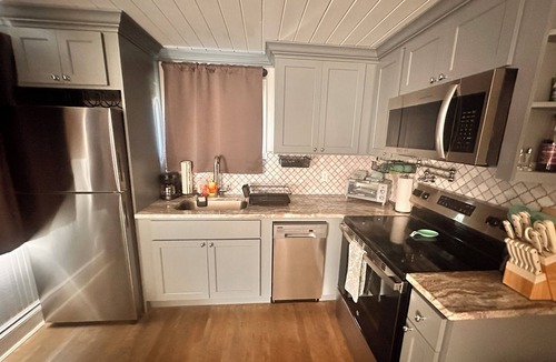 Charleston Apartment | 2018 Kanawha Blvd E Riverfront studio retreat - steps from WV State Capitol