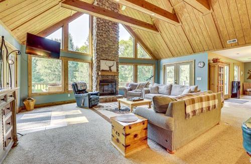 Blissfield House | 23 Mi to Mohican SP: Group-Ready Lodge w/Hot Tub