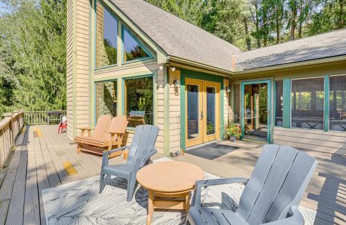 Blissfield House | 23 Mi to Mohican SP: Group-Ready Lodge w/Hot Tub