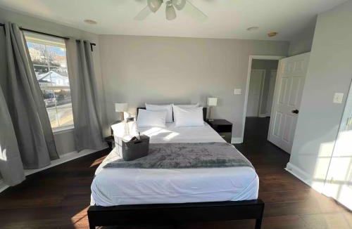 Nauck House | 25 Lux Room 3 - 1 Queen Bed, Shared Bathroom - Nonsmoking