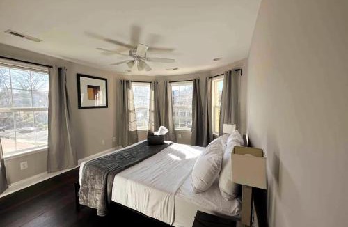 Nauck House | 25 Lux Room 3 - 1 Queen Bed, Shared Bathroom - Nonsmoking
