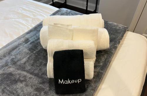 Nauck House | 25 Lux Room 5 - 2 Queen Beds, Shared Bathroom - Nonsmoking