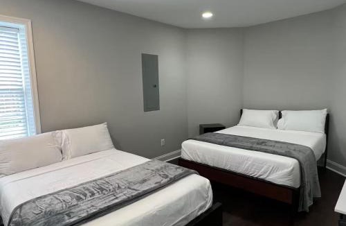 Nauck House | 25 Lux Room 7 - 2 Queen Beds, Shared Bathroom - Nonsmoking