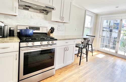 Thompson Square - Bunker Hill Condo | 2B+/2B duplex with private roof deck and city view! (Charlestown, MA)