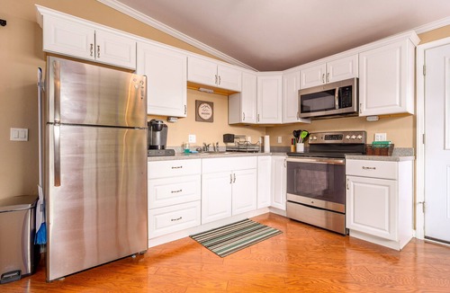 Valdez Cottage | 2B/2B Guest Cottage with outdoor hot tub. 2 miles from city center.