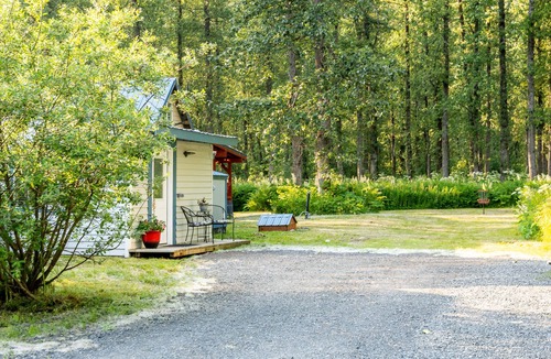 Valdez Cottage | 2B/2B Guest Cottage with outdoor hot tub. 2 miles from city center.