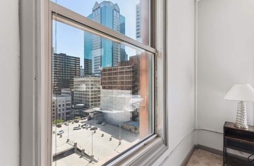 Downtown Kansas City Apartment | 2BR Cozy Downtown Loft with Indoor Pool & Gym