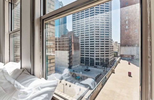Downtown Kansas City Apartment | 2BR Cozy Downtown Loft with Indoor Pool & Gym