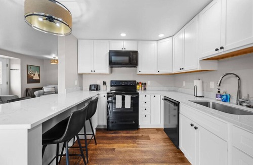 Seal Harbor Apartment | 2BR + Deck 0.5mi to Park Entrance! [Carriage Loft]