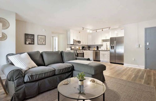 East Liberty Apartment | 2BR East Liberty Apt | King | Parking