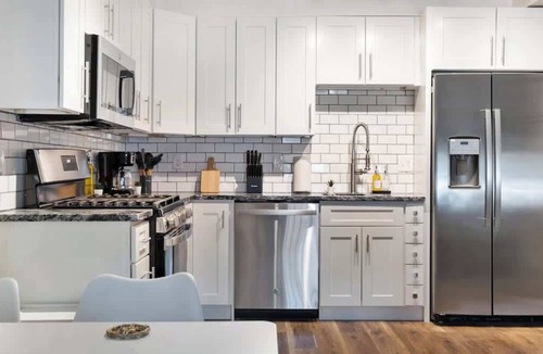 East Liberty Apartment | 2BR East Liberty Apt | King | Parking