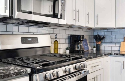 East Liberty Apartment | 2BR East Liberty Apt | King | Parking