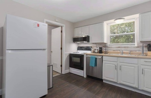 Riverside Apartment | 2BR Near Downtown KC | Free Parking, WiFi