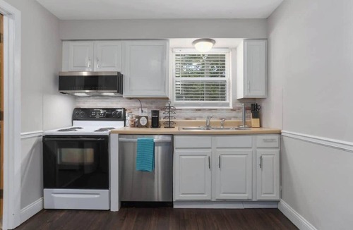 Riverside Apartment | 2BR Near Downtown KC | Free Parking, WiFi