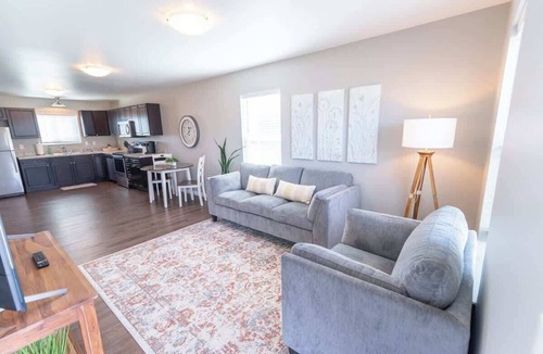 Meadow Lakes House | 2BR Private home w/Full Kitchen, Laundry & Wi-Fi!