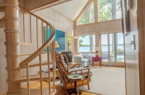 Damariscotta House | 2BR private, lakeside vacation home just 10 mins from Damariscotta town center
