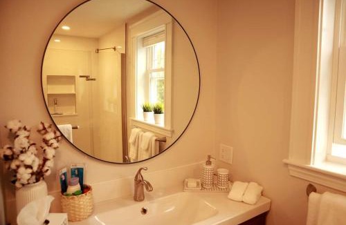 Arlington House | 2BR Suite - Bright - Modern - Central AC - Parking