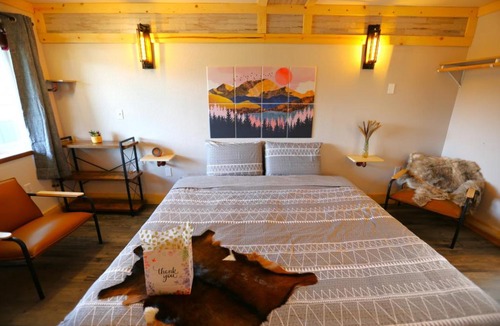Willow House | 2nd Floor Newly Renovated room in Hatcher Pass Castle