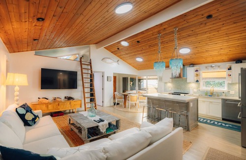 Paia House | 3 Bedroom 3.5 Bathroom Ocean View House. A Short Walk To Paia Town & Beaches!