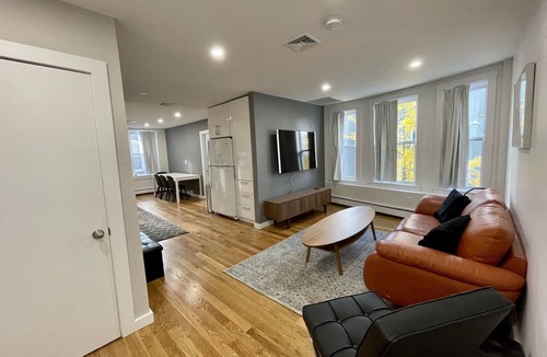 The Port Apartment | 3 Bedroom Apt in Central Cambridge, walk to Harvard/MIT, in-unit laundry & A/C