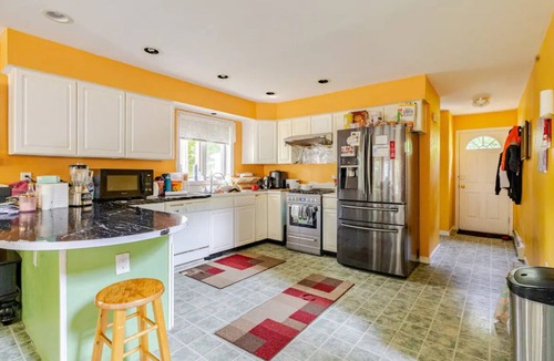 Taunton House | 3-bedroom building in charming Taunton with AC, WiFi. Enjoyable Jacuzzi Bathtub