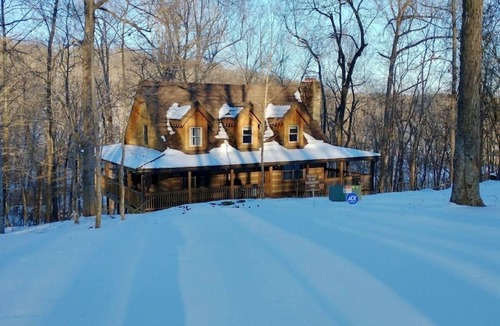 Eddyville Cabin | 3-bedroom cabin with a loft in lovely Eddyville with WiFi, AC