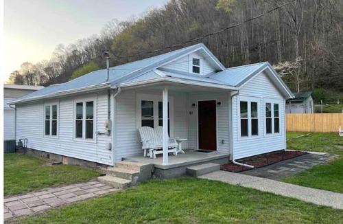 Stollings House | 3 bedroom home quiet neighborhood close to trails