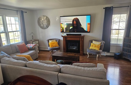 Mastic House | 3-bedroom house in delightful Mastic with WiFi, AC