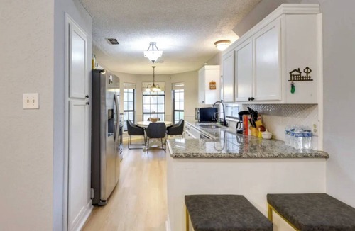 Everman House | 3-bedroom Relaxing Family Retreat near downtown Fort Worth