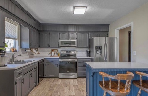 Leawood House | 3 BR Cozy Home w/Large Backyard & Basement Hangout in Quiet Neighborhood