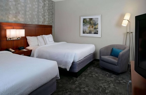 South Kansas City Hotel | 3 Comfortable Units With Swimming Pool and Free Parking, Bring Your Pets!
