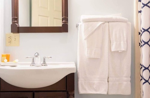 Middletown Hotel | #3 | Comfy Room w/2 queen beds near Easton & Second Beach