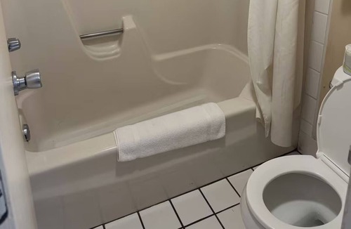 Tazewell Hotel | 3 Convenient Rooms with 2 Full Beds + Microwave Near Popular Tazewell Attraction