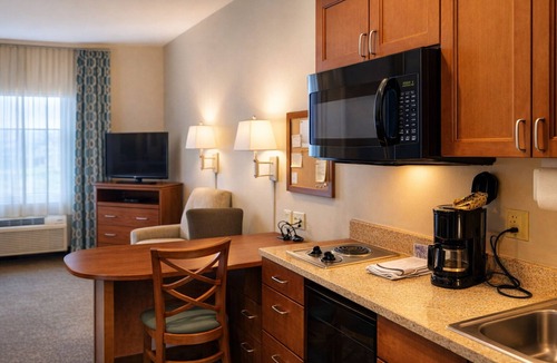 Hot Springs Hotel | 3 Family-Friendly Suites with Kitchen Close to Local Attractions in Arkansas